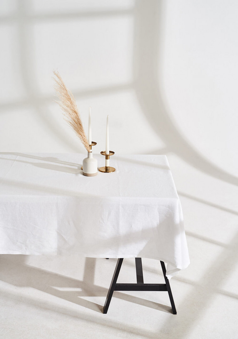 Linen tablecloth in optic white